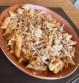 Penne  Bolonhesa - Com Molho Artesanal e Mix de Queijos